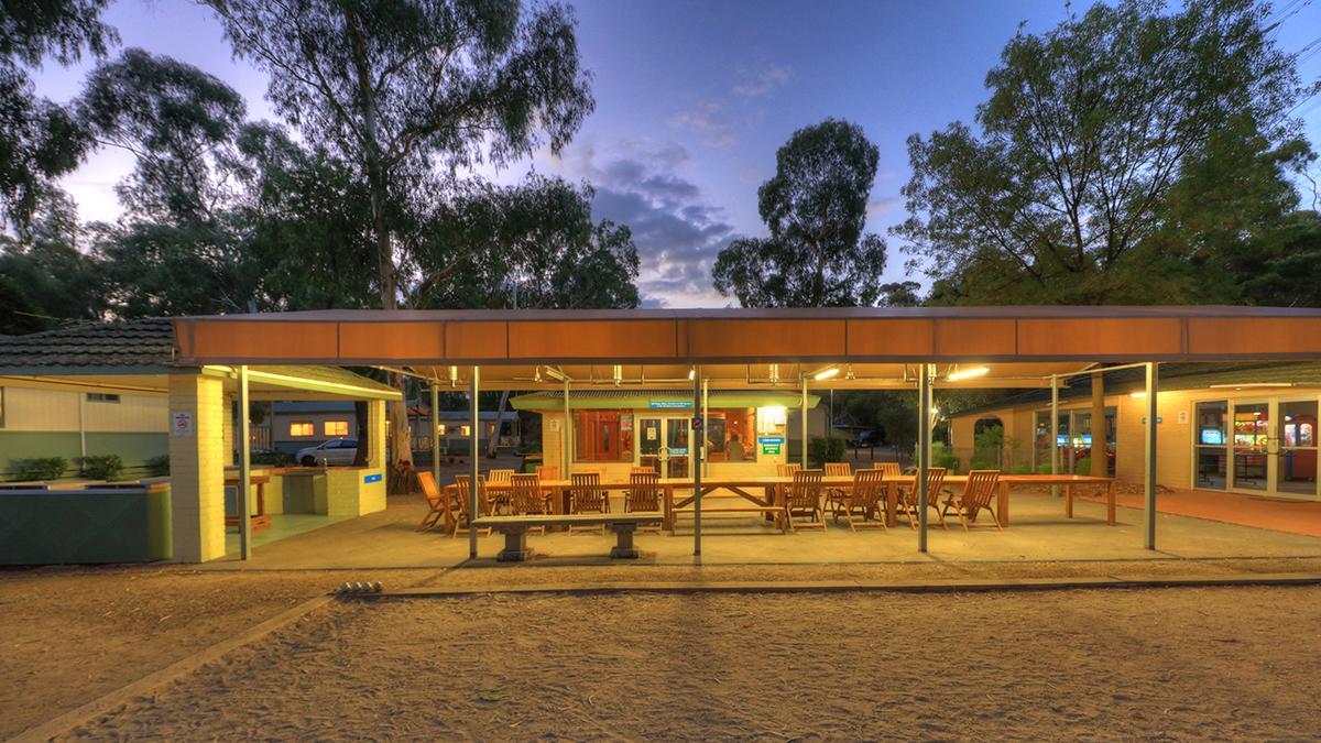 Отель Crystal Brook Tourist Park Doncaster East Экстерьер фото